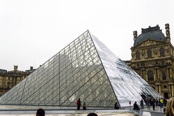 Louvre-Museum und die Louvre-Pyramide, Paris