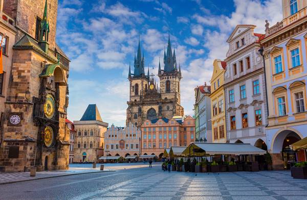 Place de la vieille ville de Prague, église Notre-Dame du Tyn et horloge astronomique