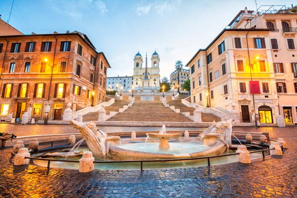 Platz der Spanischen Treppe (Piazza di Spagna), Brunnen des Bootes (Fontana della Barcaccia), Rom