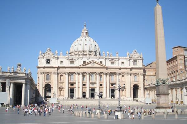 Petersdom und Obelisk, auf dem Petersplatz, Vatikanstadt