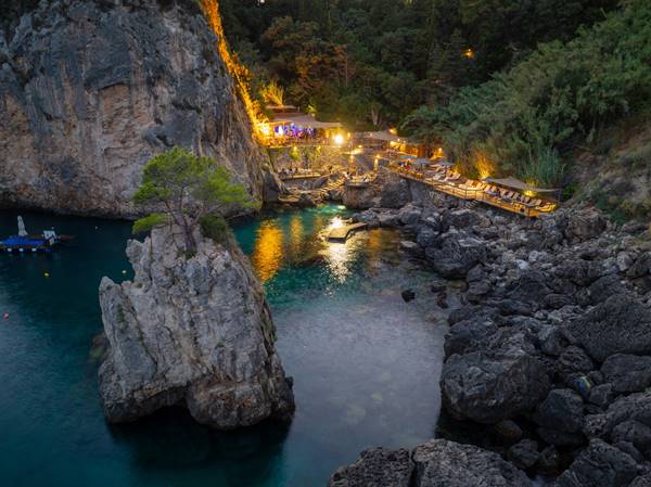 Plage de La Grotta à Paleokastritsa Corfou